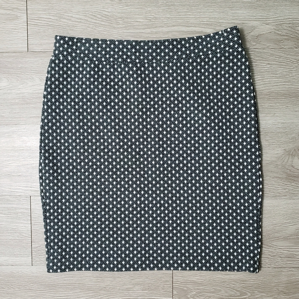 LOFT size Small grey & white textured stretch pencil skirt office career